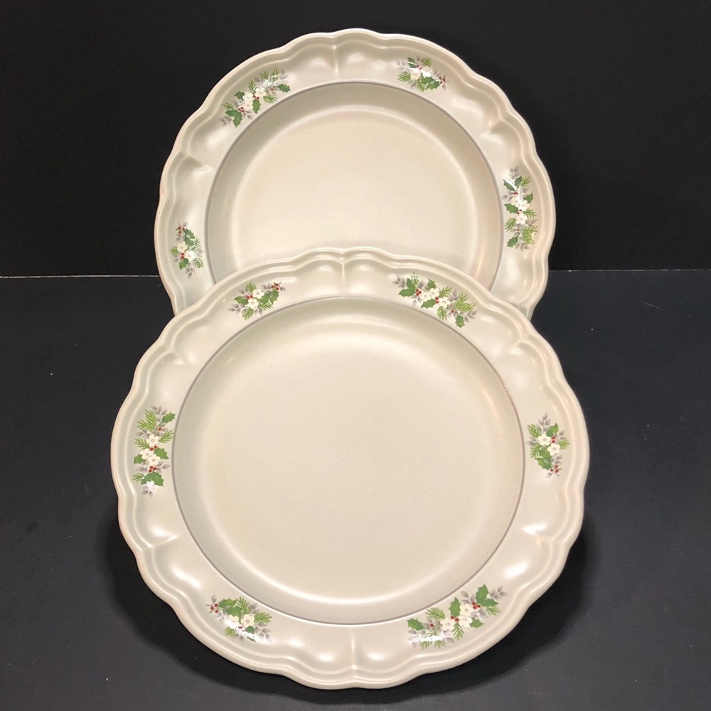 SET OF 2 PFALTZGRAFF (DISCONTINUED) CHRISTMAS HEIRLOOM DINNER PLATES 10 1/2".